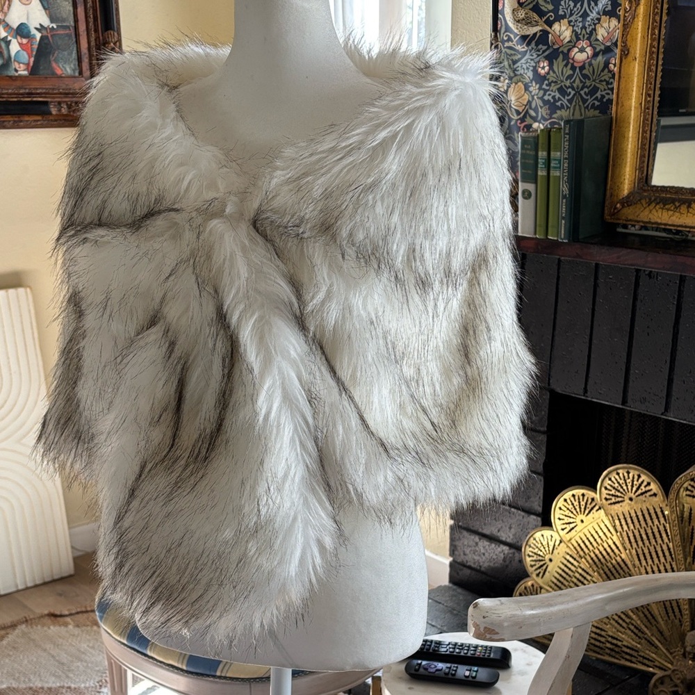 Elegant Faux Fur shawl bridal runway streetwear chic jacket white w grayish Blk